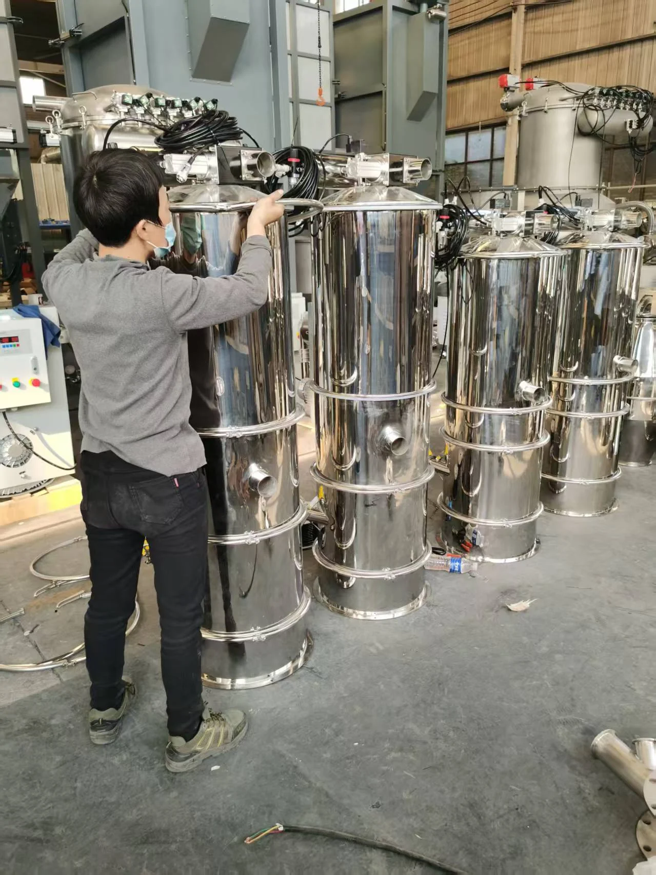 Technicians assembling a vibrating screen